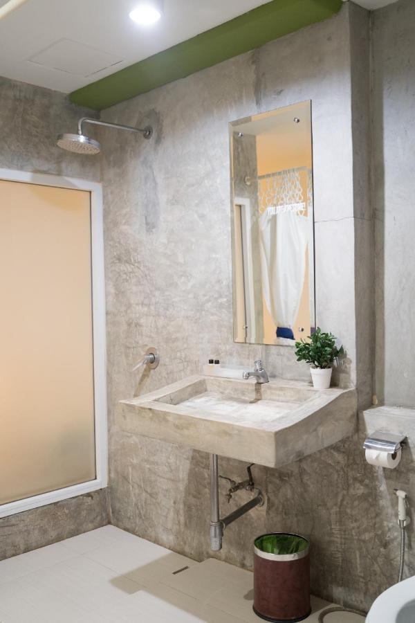 Qilombo Hostel Silom - Hq Банкок Екстериор снимка